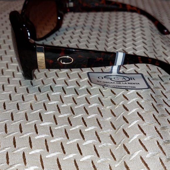 NWT Oscar de la Renta Sunglasses main image 5